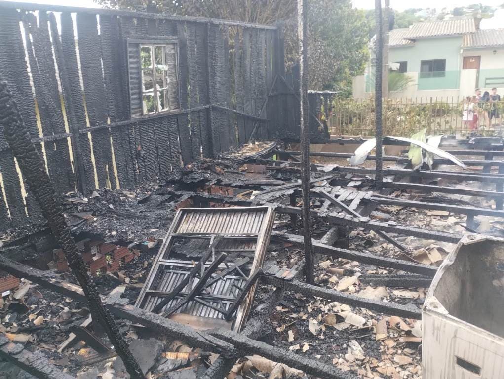 Casa é incendiada em Chapecó enquanto idosa está hospitalizada