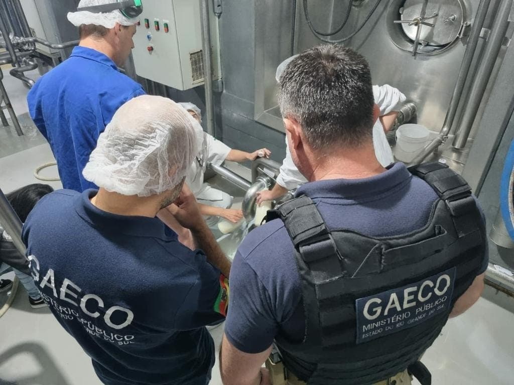 Operação identifica leite adulterado com soda cáustica e água oxigenada em fábrica