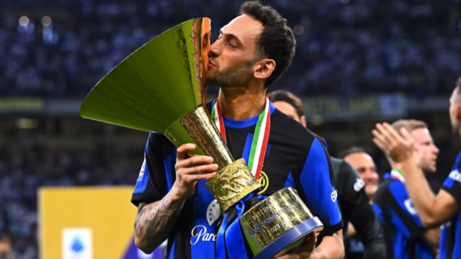 Hakan Çalhanoglu é o melhor meio-campista da Série A para a temporada 2023/24