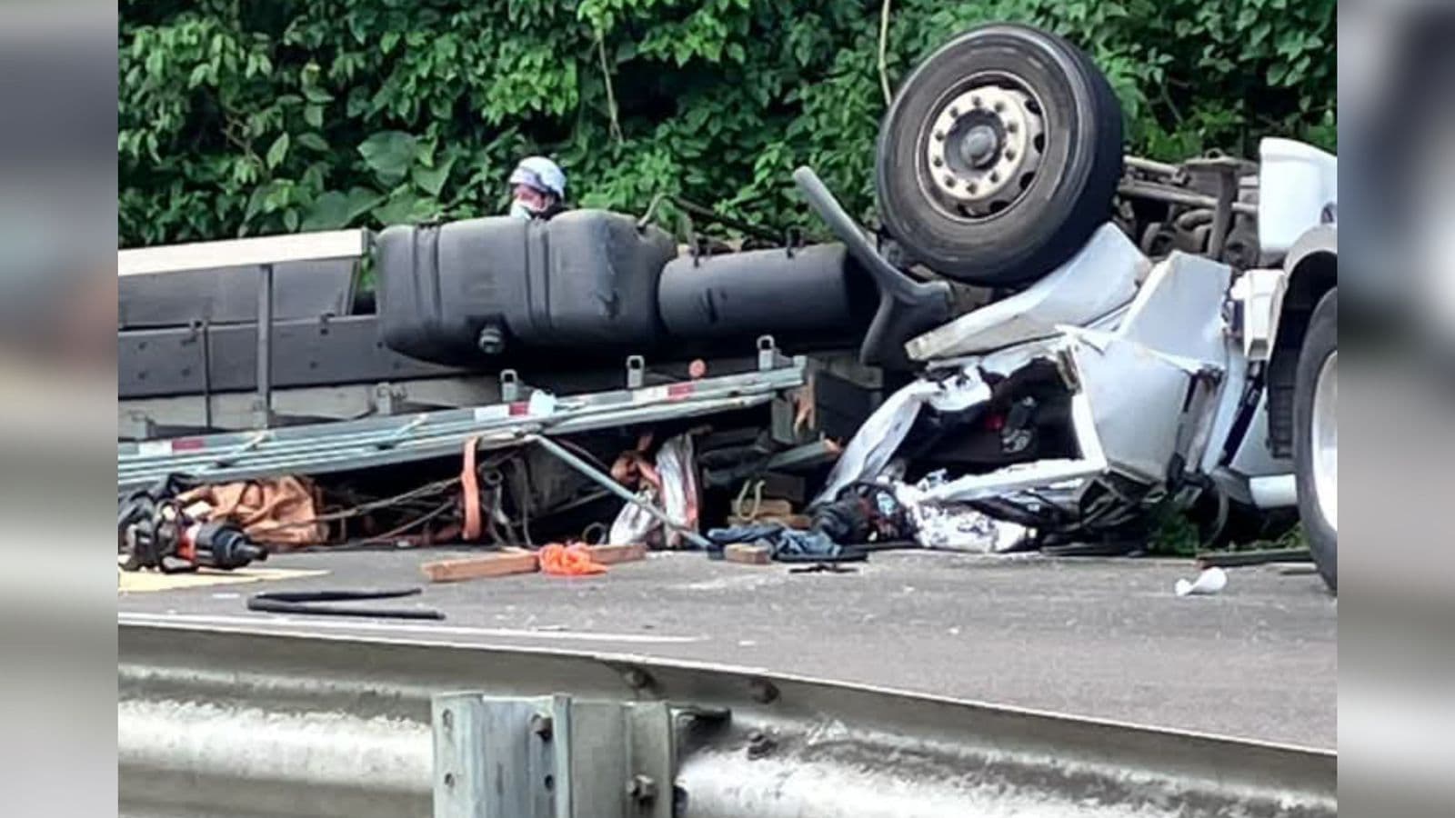 Tombamento de carreta deixa uma pessoa morta na BR-280