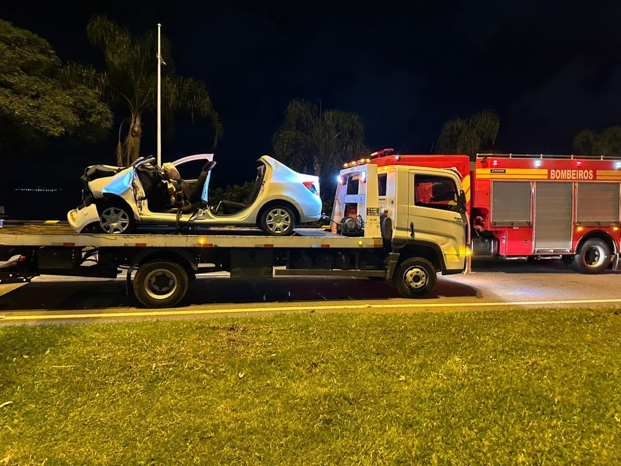 Colisão violenta entre carro e guincho deixa motorista preso e vítimas em estado grave em Florianópolis