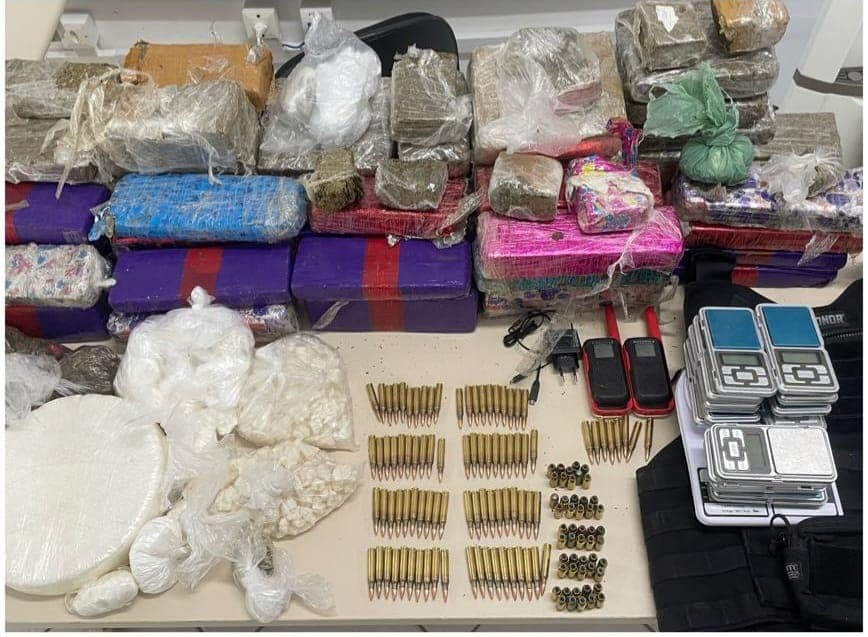 Polícia descobre esconderijo no telhado e apreende 50 kg de drogas em Florianópolis
