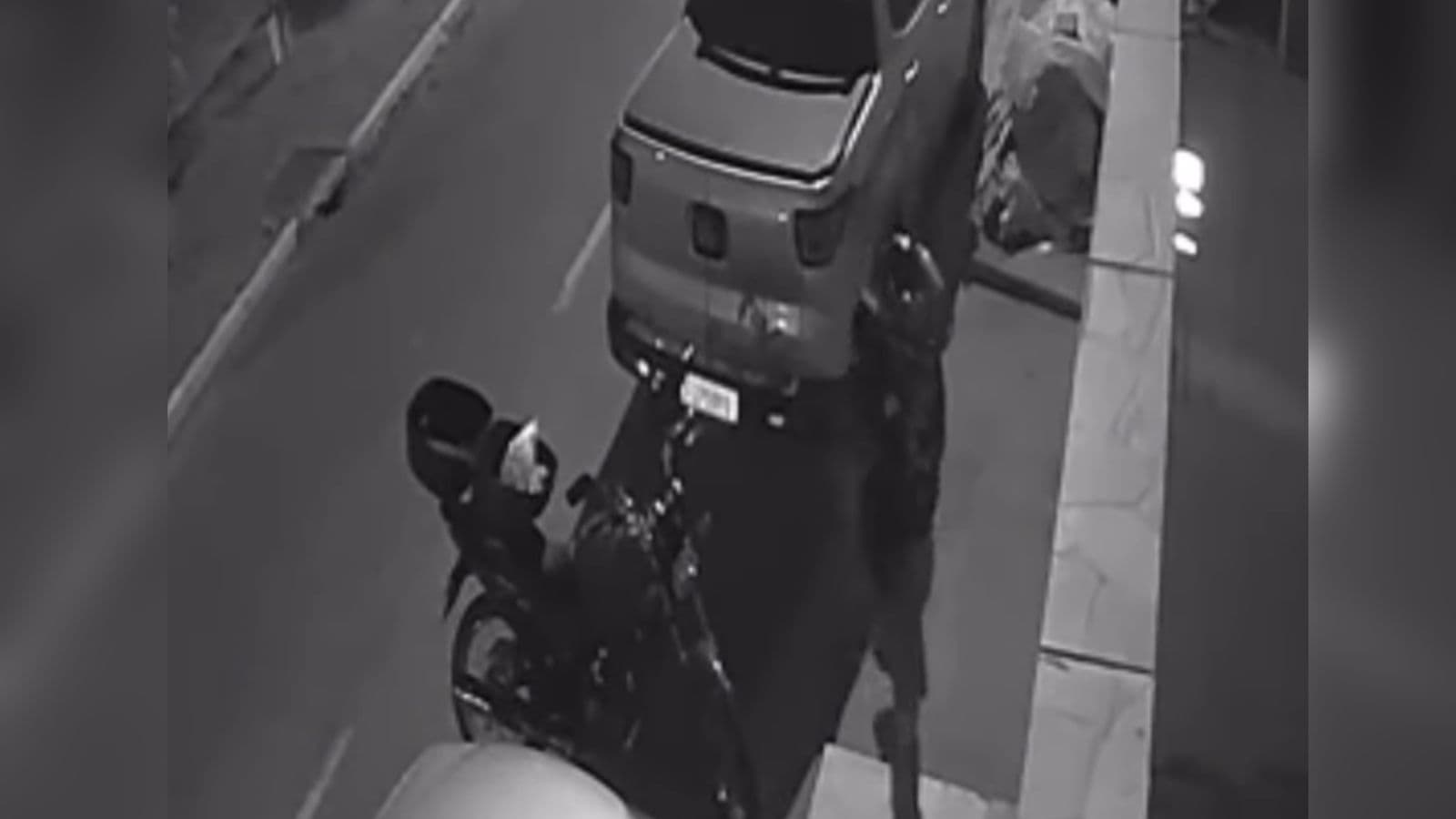 Motoboy derruba portão de residência e agride idoso de 72 anos que pediu para parar de buzinar