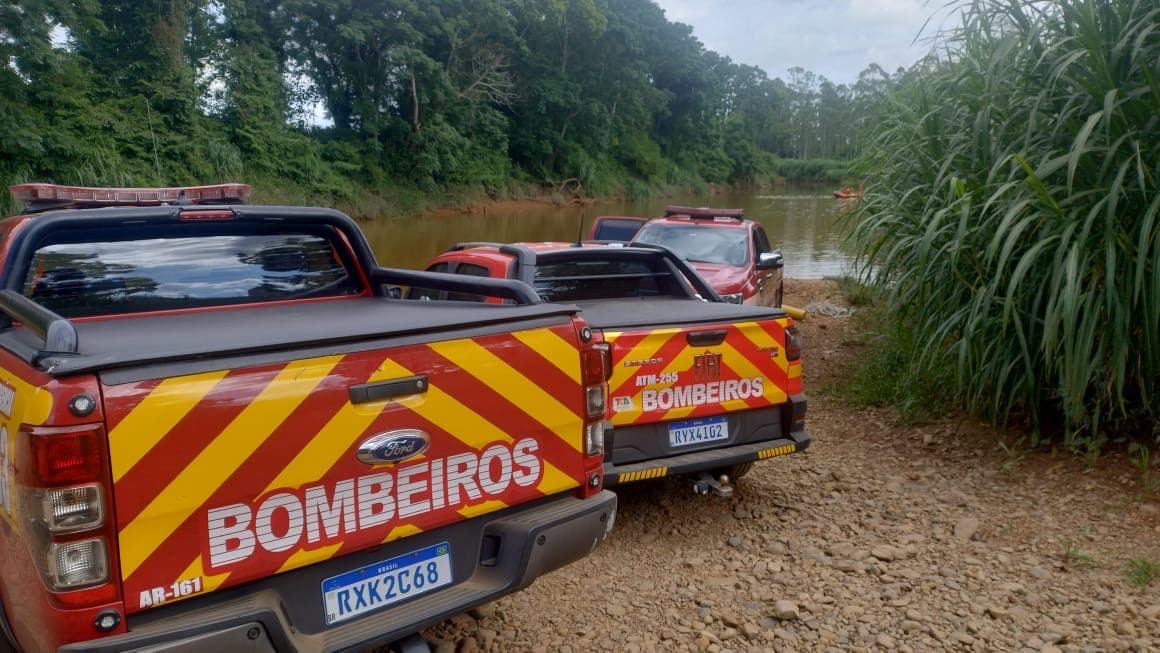 Bombeiros lutam para encontrar jovem desaparecido em rio durante banho