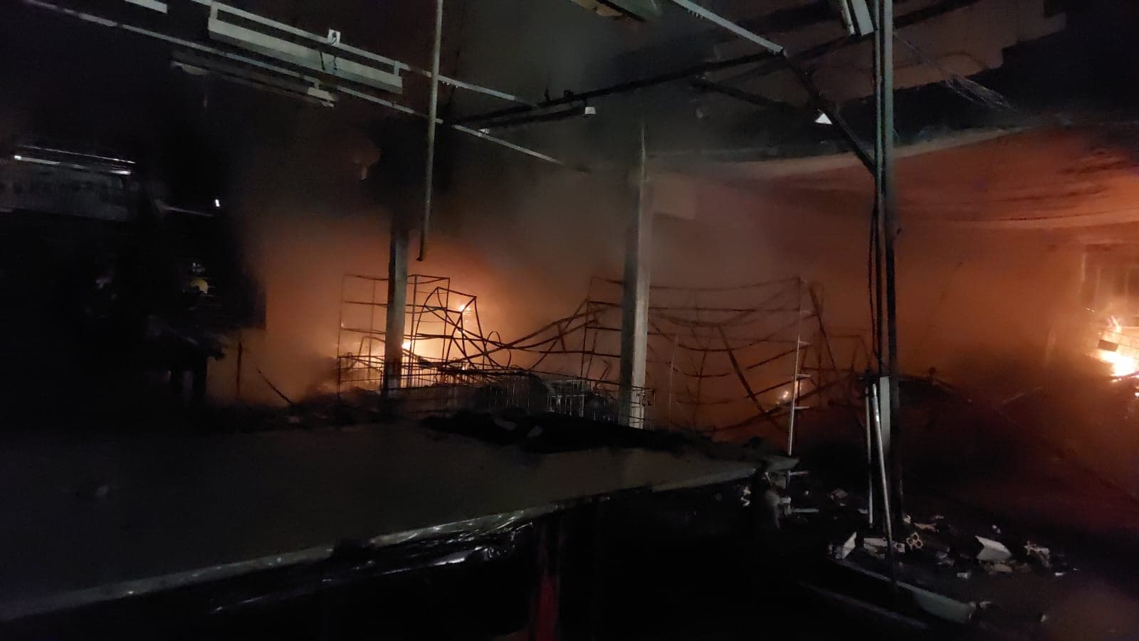 Incêndio destrói malharia em Blumenau durante a madrugada