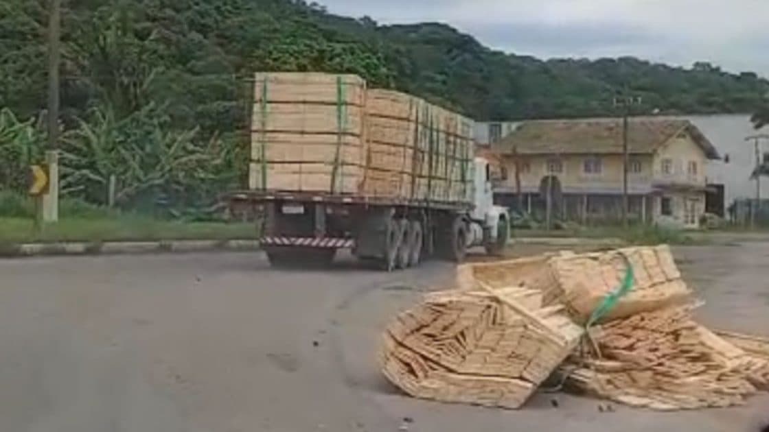“Questão de segundos”: Carga de madeira cai de caminhão e quase esmaga casal na SC-415