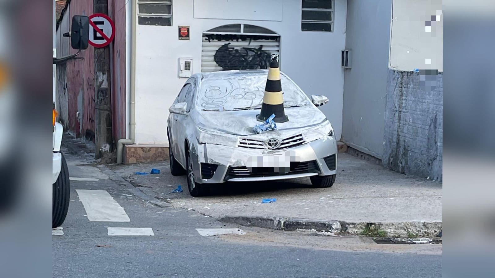 “Tudo branquinho”: Homem pinta carro de vizinho após estacionar na porta de comércio