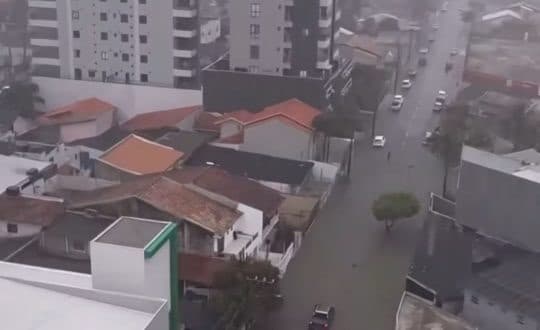 Chuva castiga Itajaí e Defesa Civil alerta para risco de deslizamentos