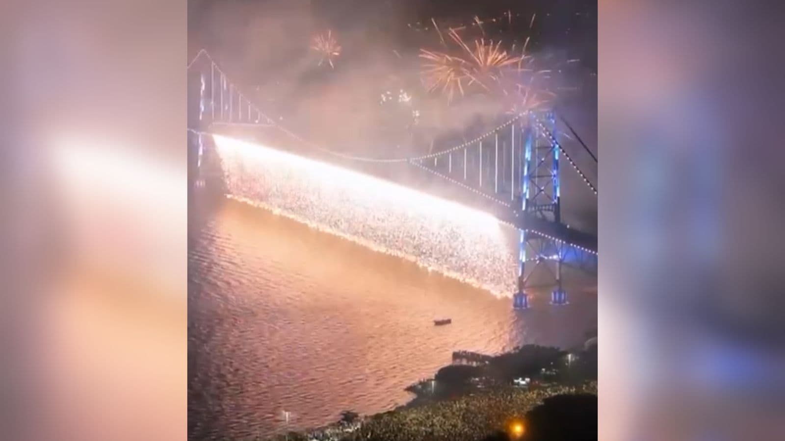 Ponte Hercílio Luz é destaque no Réveillon de Florianópolis e emocionam multidão