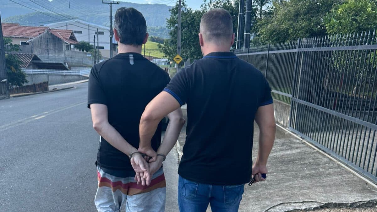 Professor é preso após ser flagrado beijando aluna de 12 anos em praia de SC
