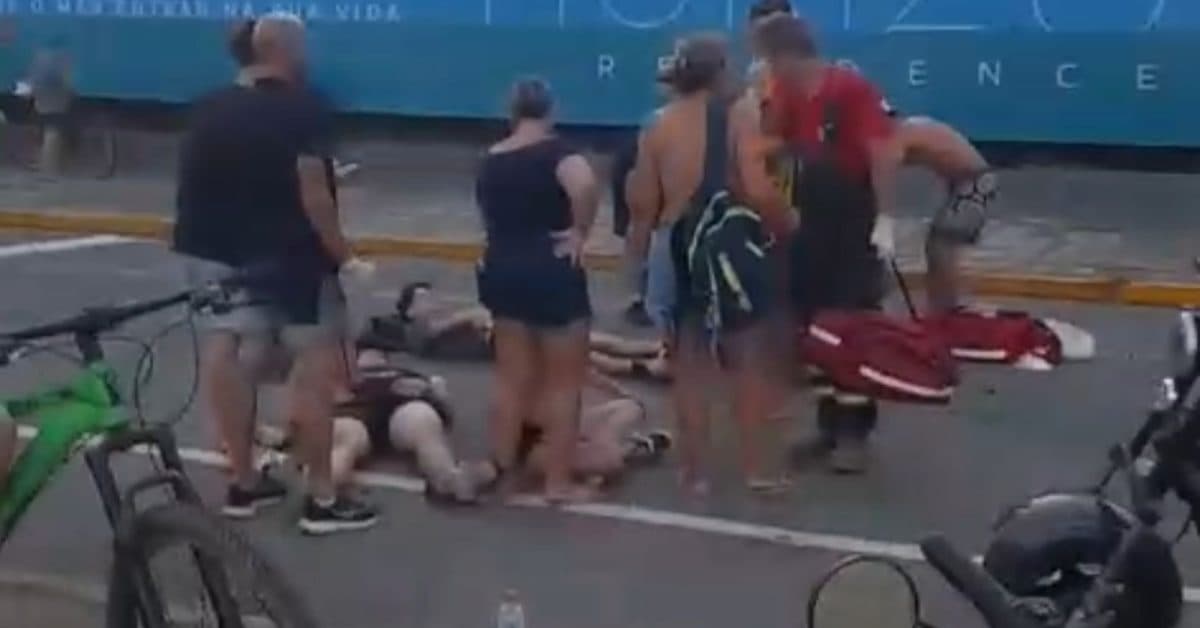 Colisão entre scooters elétricas deixa cinco feridos em barra velha