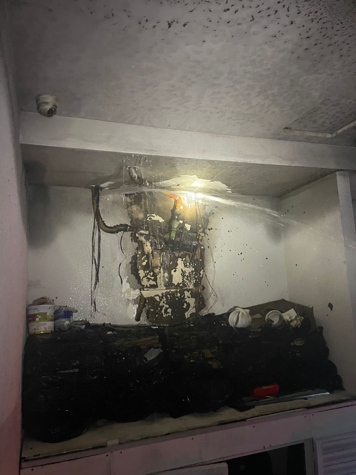 Incêndio assusta moradores e atinge garagem de edifício comercial em BC
