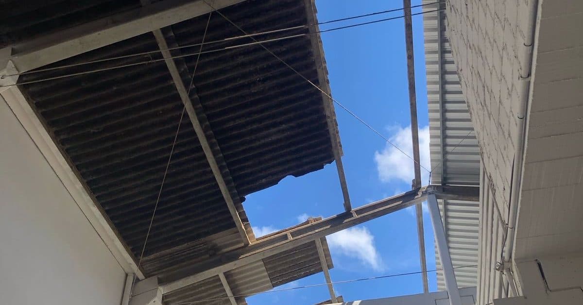 Trabalhador morre após cair de 8 metros durante troca de telhas em Porto Belo