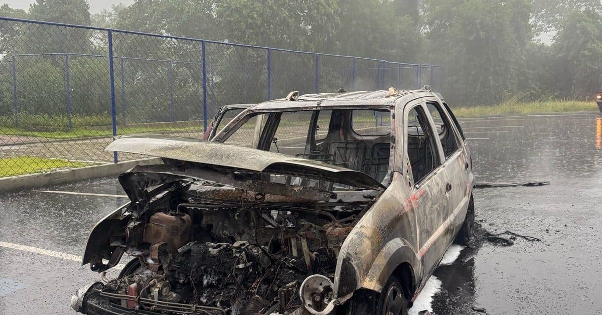 Veículo é tomado pelo fogo e bombeiros agem rápido para evitar tragédia
