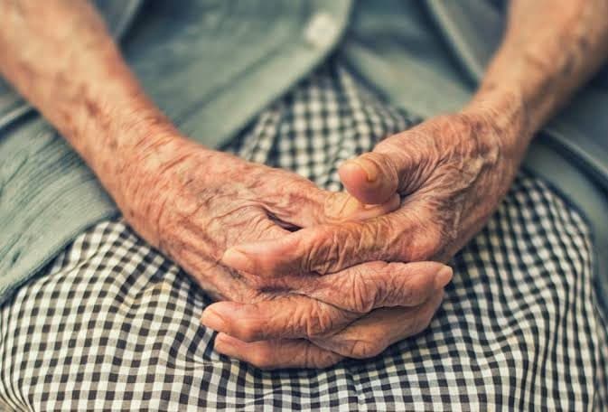 Idosa que matou o marido para ficar com dinheiro da rescisão trabalhista é condenada