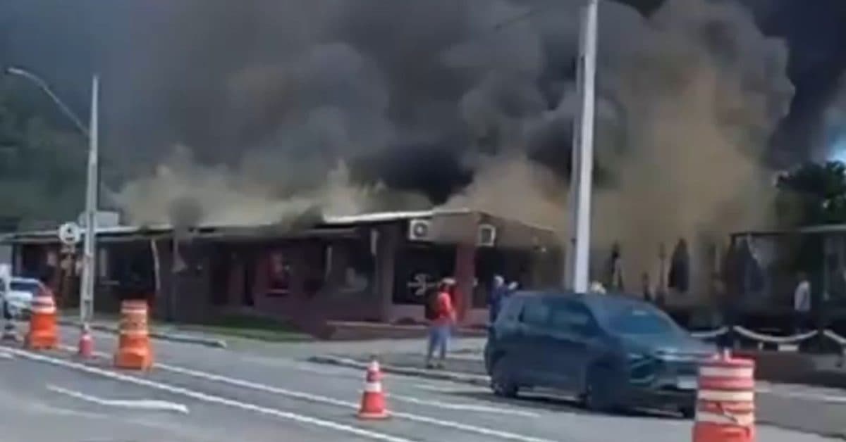 Incêndio de grandes proporções em estabelecimento comercial mobiliza bombeiros em Jaraguá do Sul
