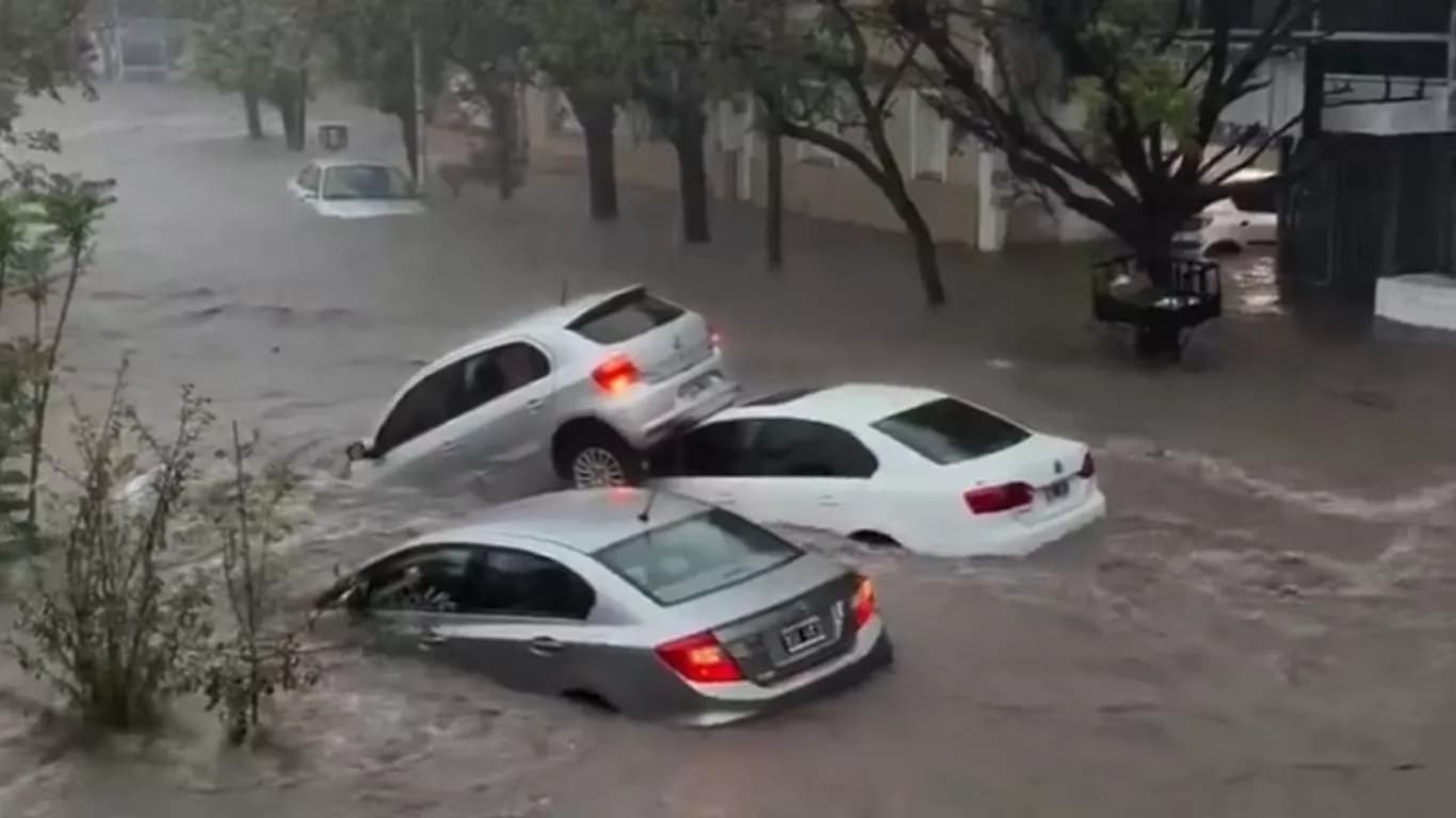 Frente fria provoca 300 mm de chuva em poucas horas e causa destruição na Argentina