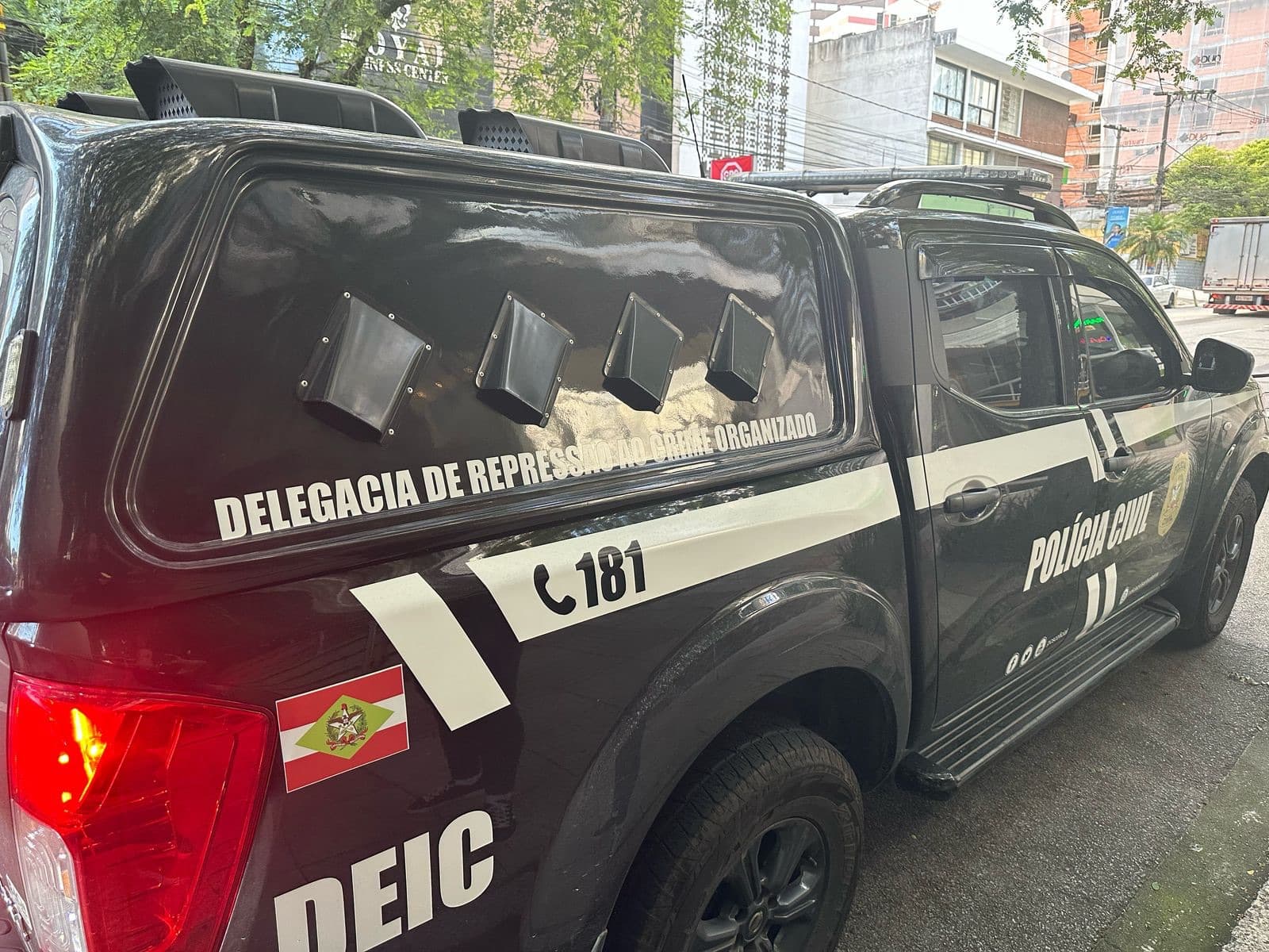 Preso com arsenal e anabolizantes: operação contra facção criminosa mobiliza 80 policiais em SC e RS