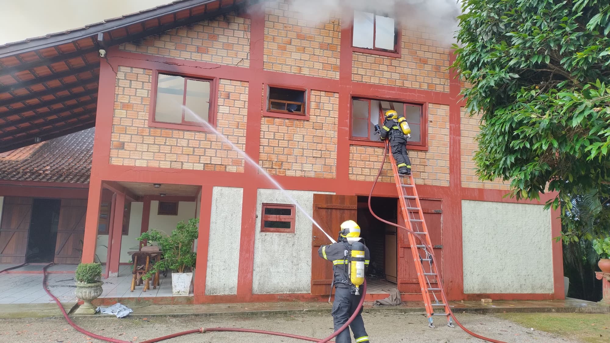 Incêndio de grandes proporções assusta moradores em São José