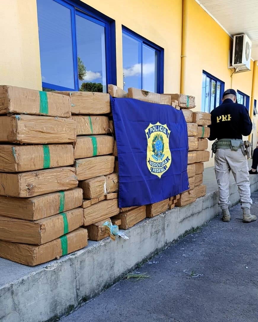 Mais de uma tonelada de maconha é apreendida em Hilux roubada na BR-282