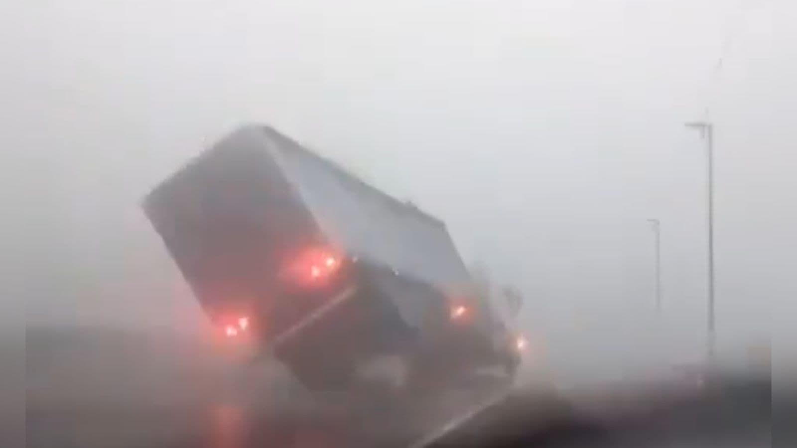 “Assustador”: Vento forte tomba carreta durante tempestade no Rio Grande do Sul