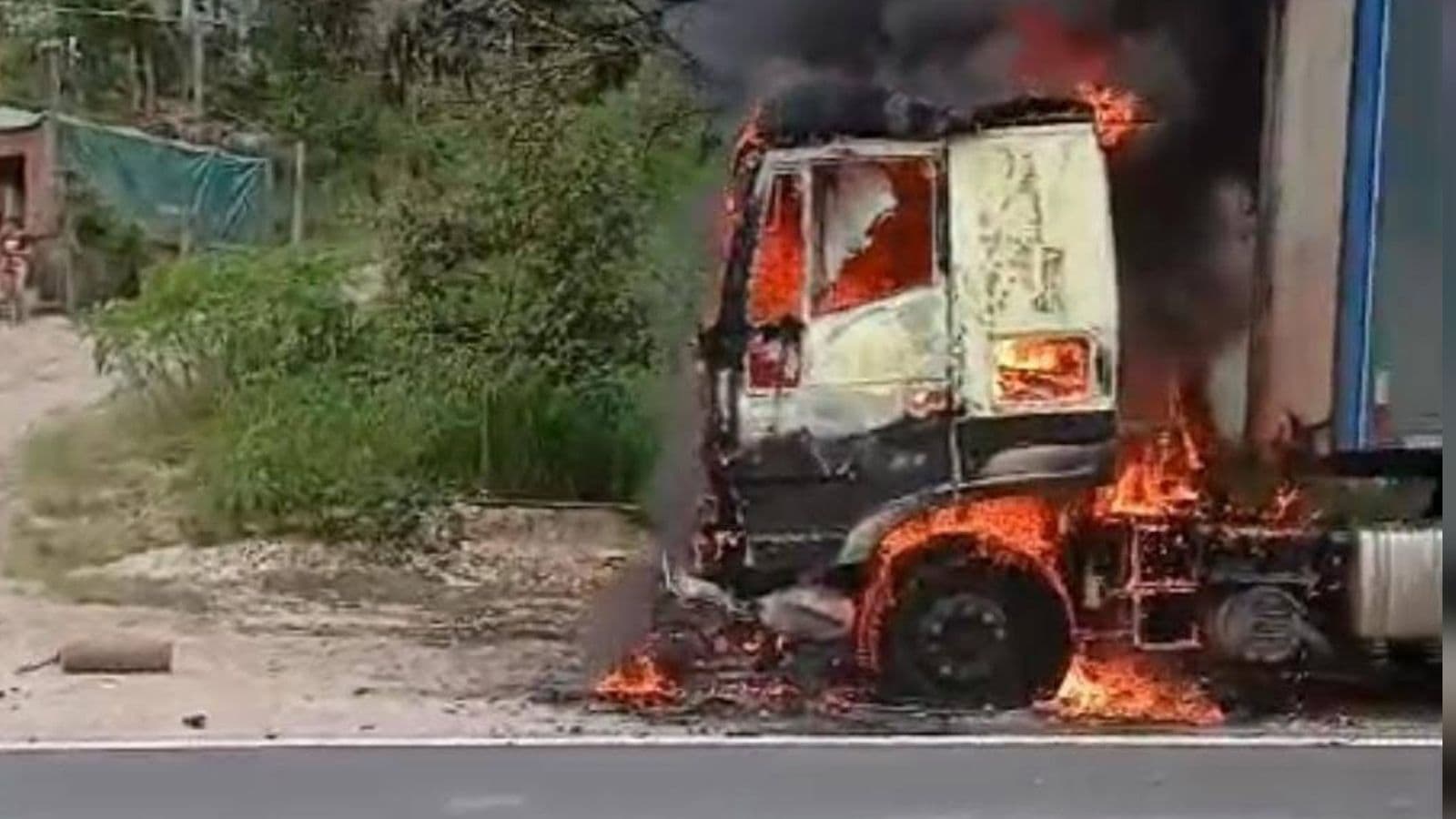 Motociclista morre após moto pegar fogo em grave acidente com caminhão na BR-470