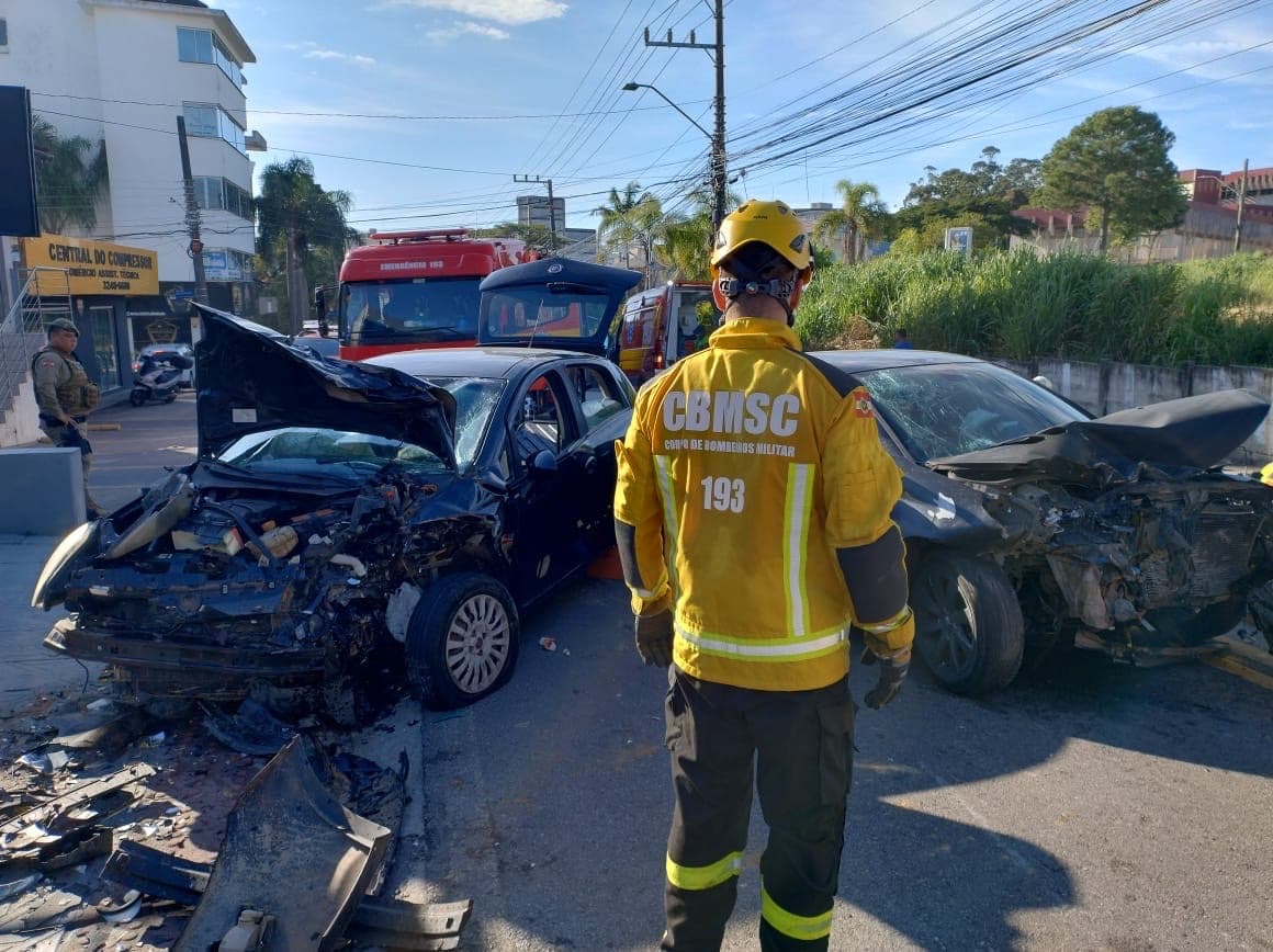 Idoso tem perna quebrada e jovens ficam presos às ferragens após acidente em Florianópolis