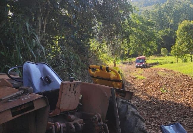 Idoso morre esmagado após trator tombar em ladeira no Oeste de SC