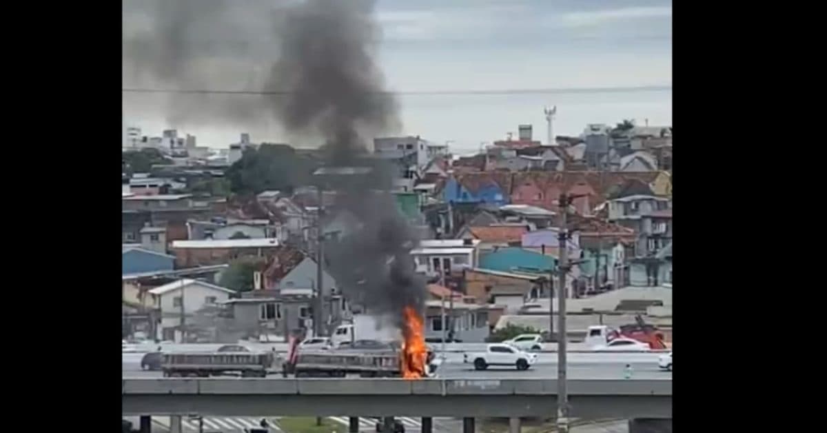 Caminhão pega fogo na BR-282, em Florianópolis, e causa lentidão no trânsito