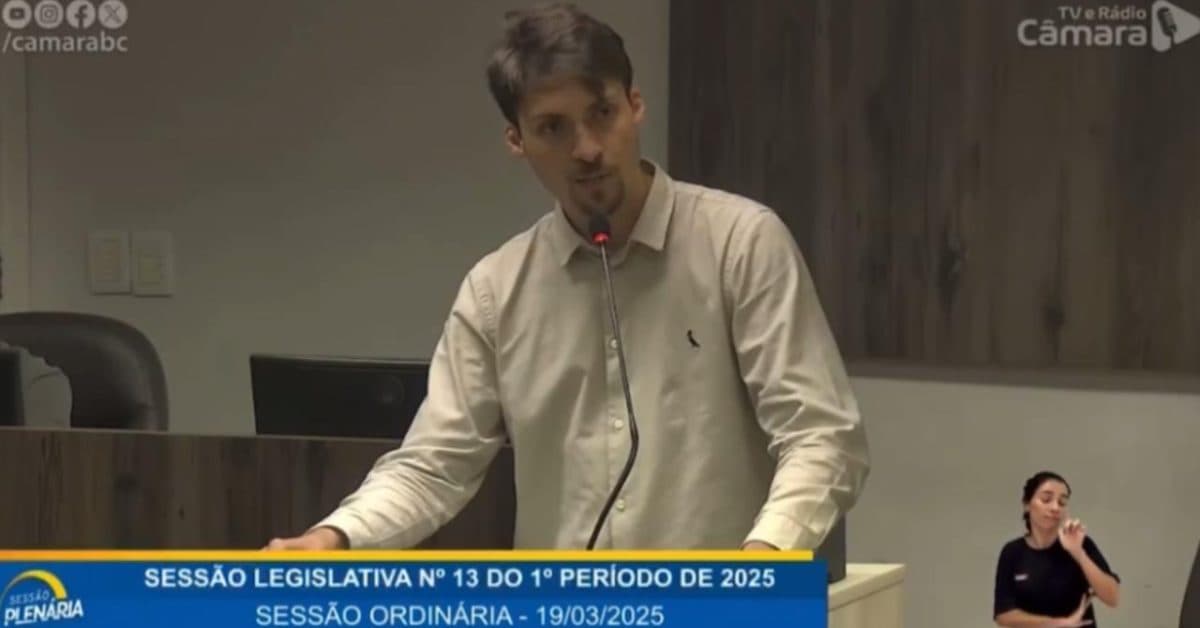 Renan Bolsonaro se emociona ao defender irmão e dispara contra opositores em BC: “A cobra vai fumar agora”
