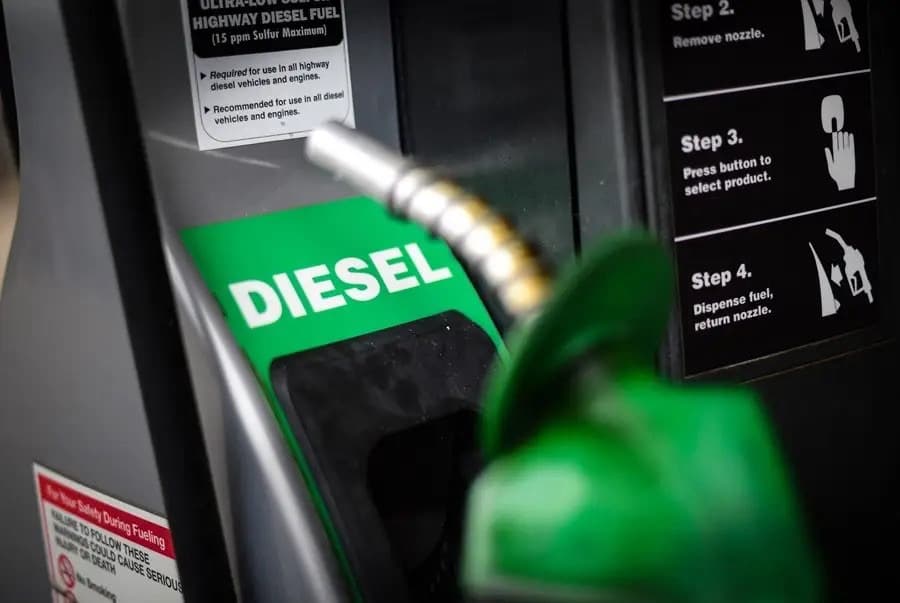 Diesel despenca nas refinarias e pode aliviar o bolso do consumidor