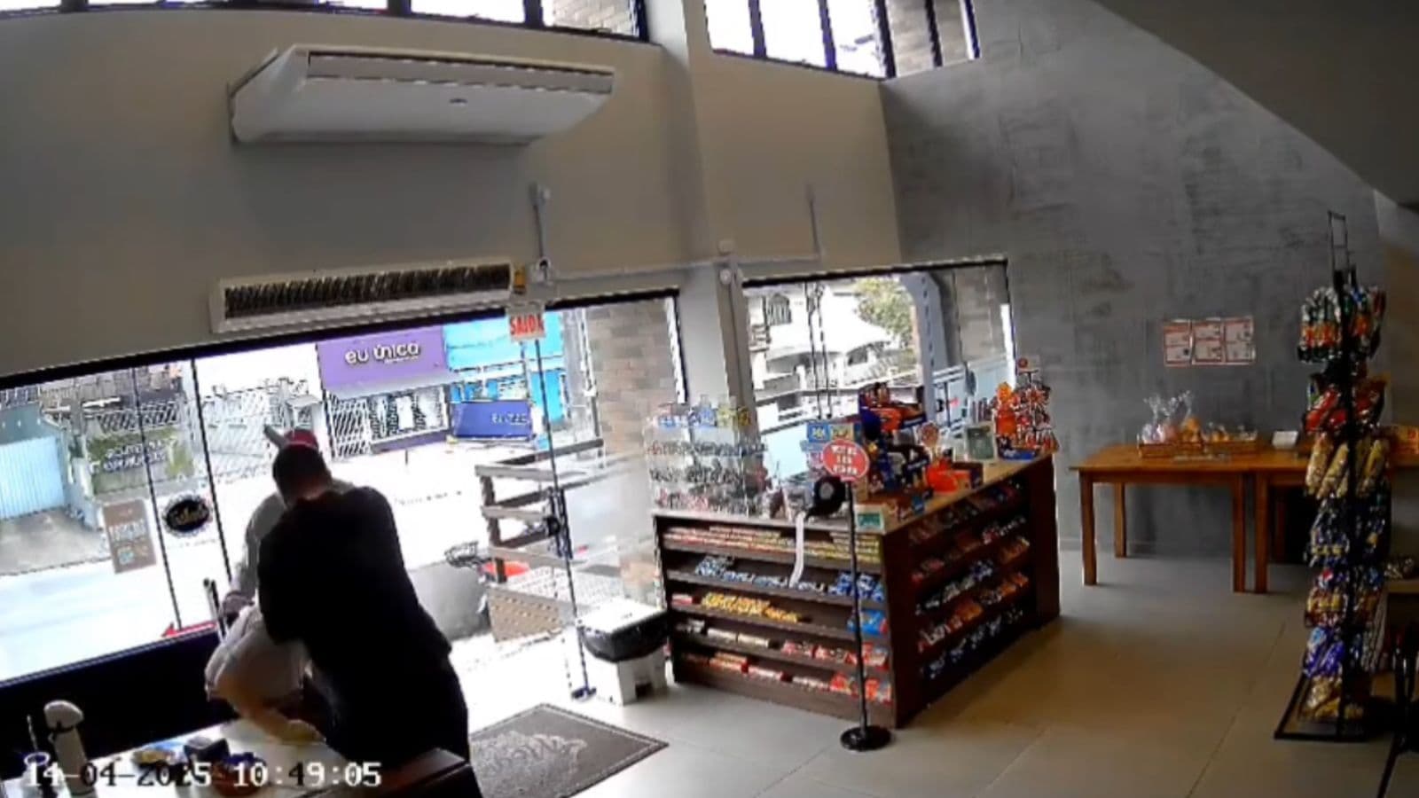 Trabalhador é humilhado e apanha de criminosos durante assalto em Joinville