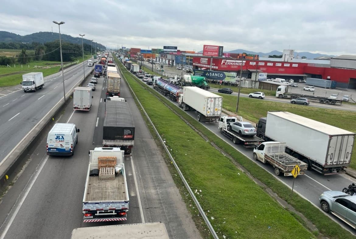 Congestionamentos marcam retorno do feriado na BR-101 em SC