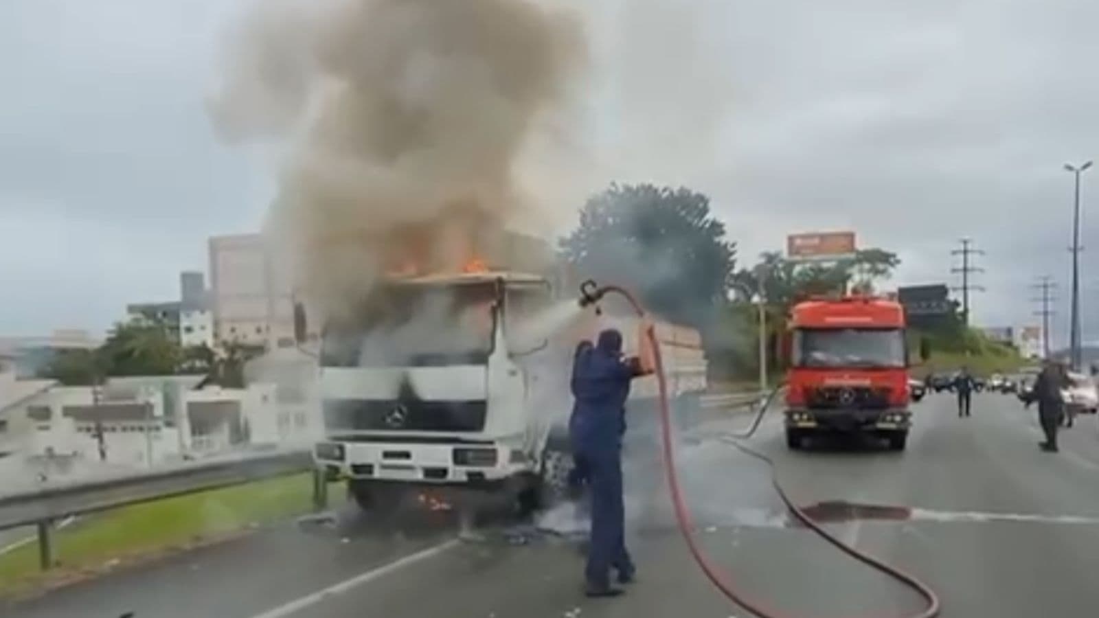 Caminhão carregado de madeira pega fogo na Via Expressa em Florianópolis