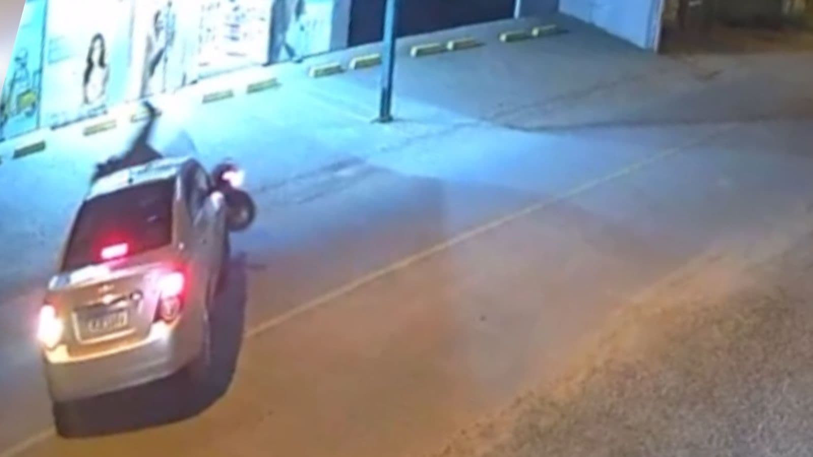 “Milagre”: Motociclista voa em acidente e sai caminhando em Santa Catarina
