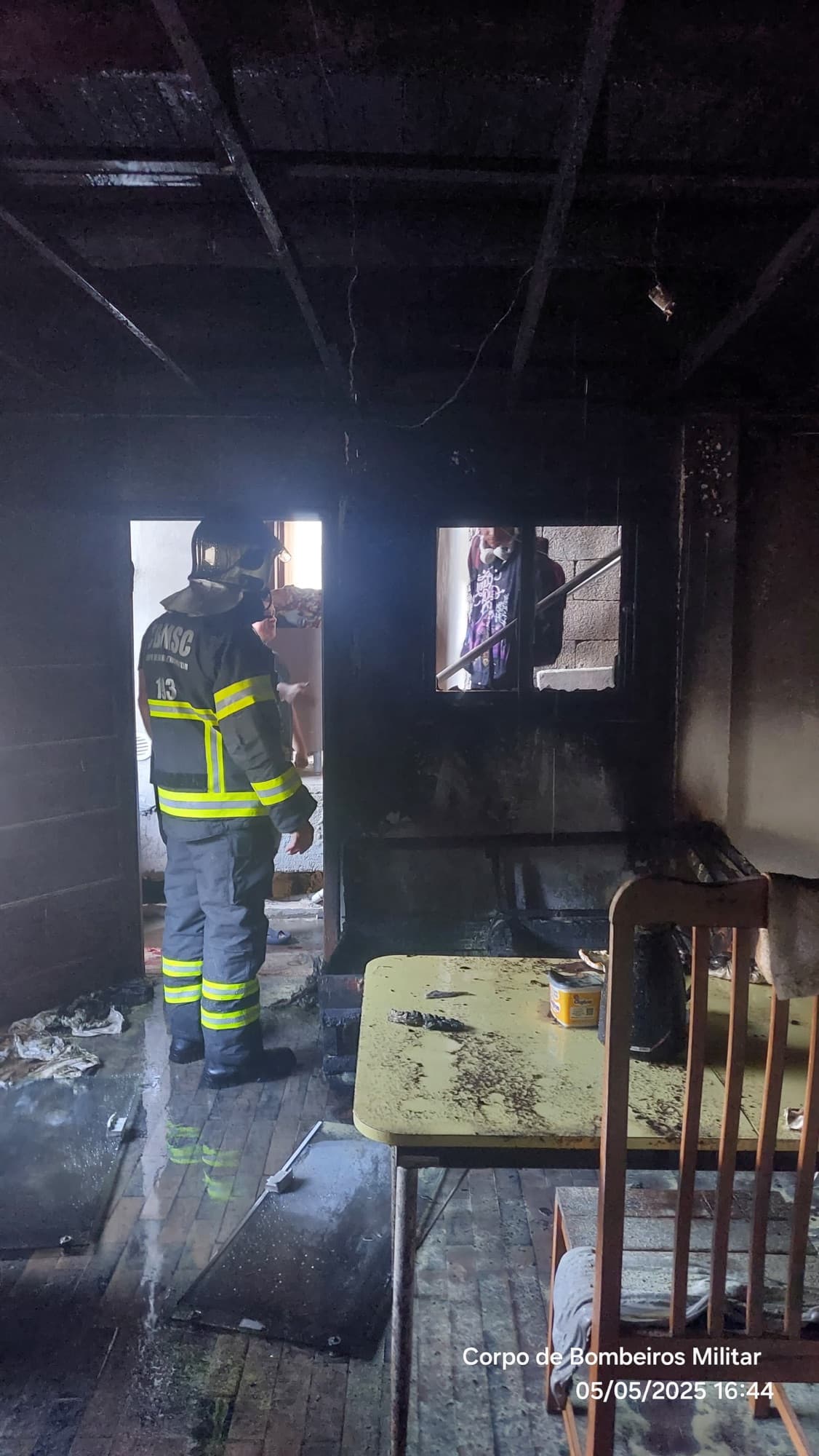 Incêndio atinge quitinete em Blumenau e é contido por vizinhos