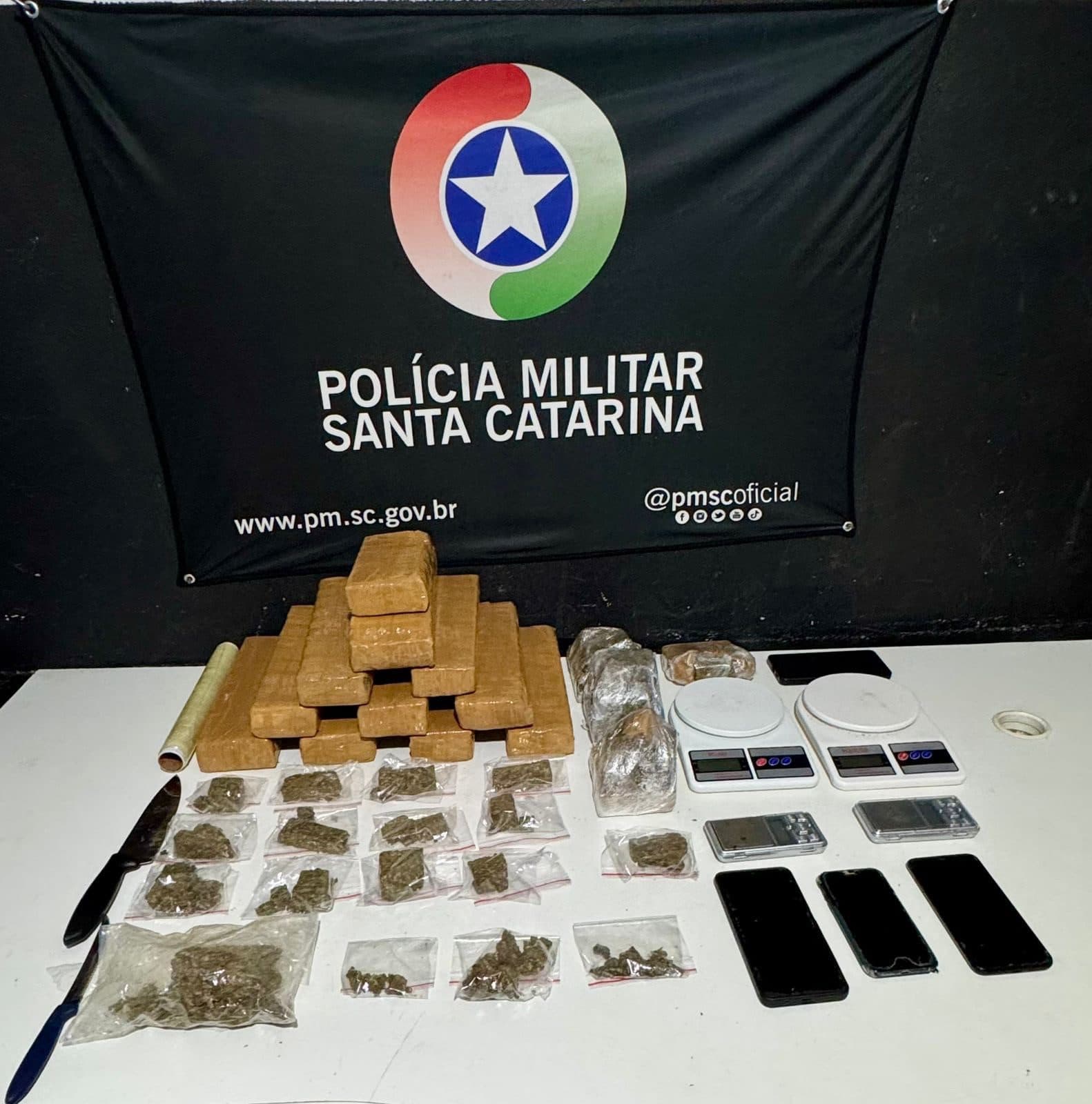 Três presos com tabletes de maconha e skunk em operação da PM na região