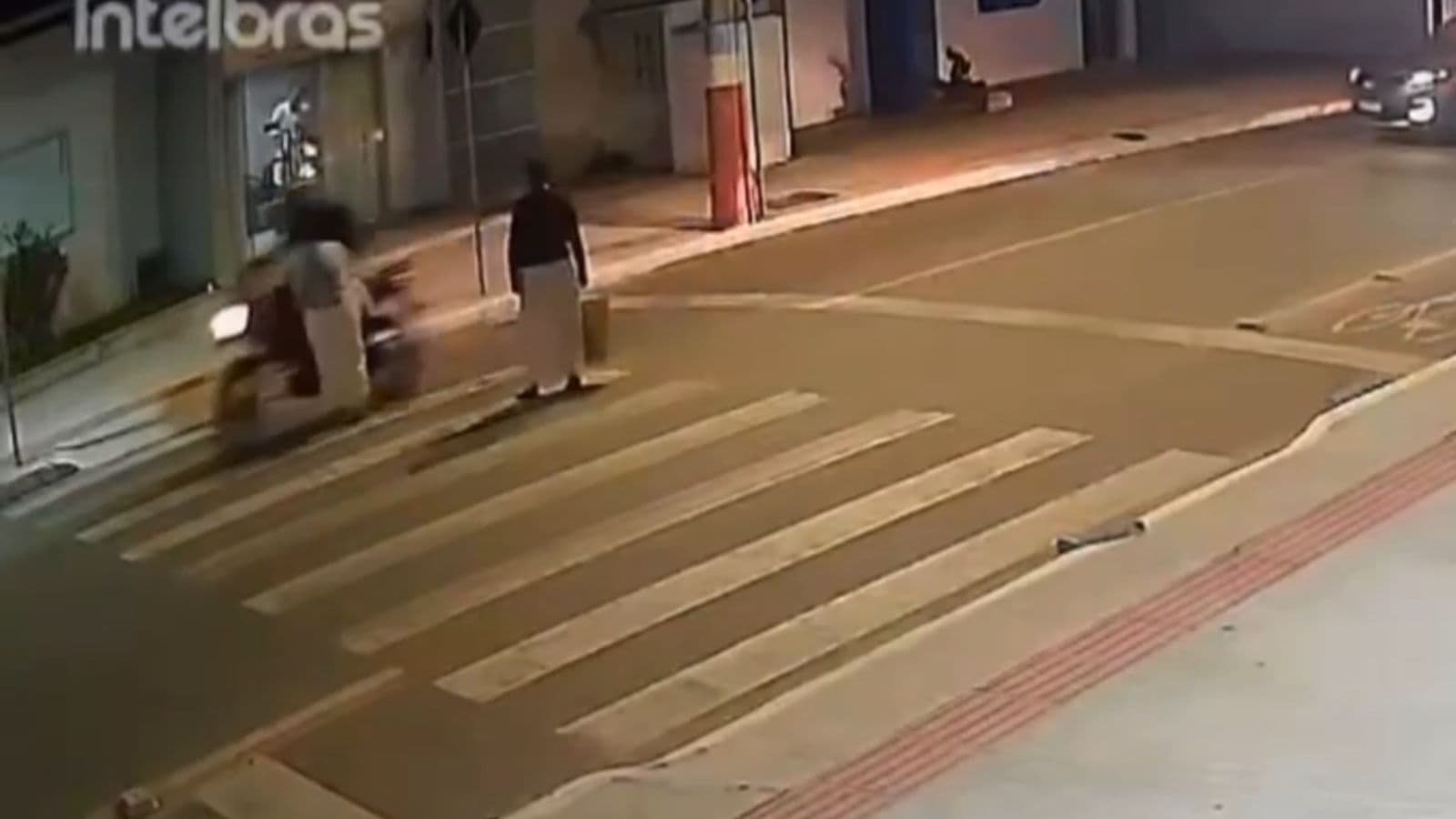 Mulher é atropelada por moto enquanto atravessava faixa de pedestres em Navegantes