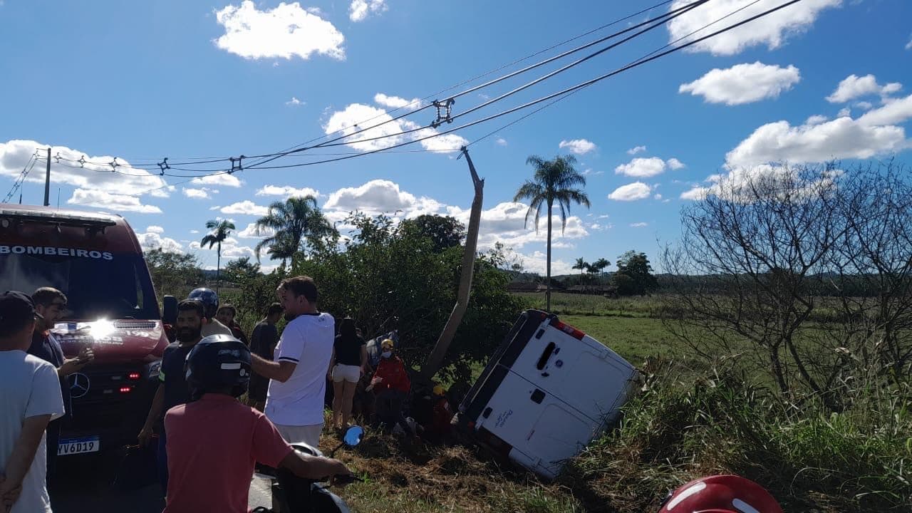 FOTOS: Carro capota e bate em poste após colisão na BR-414 em Navegantes