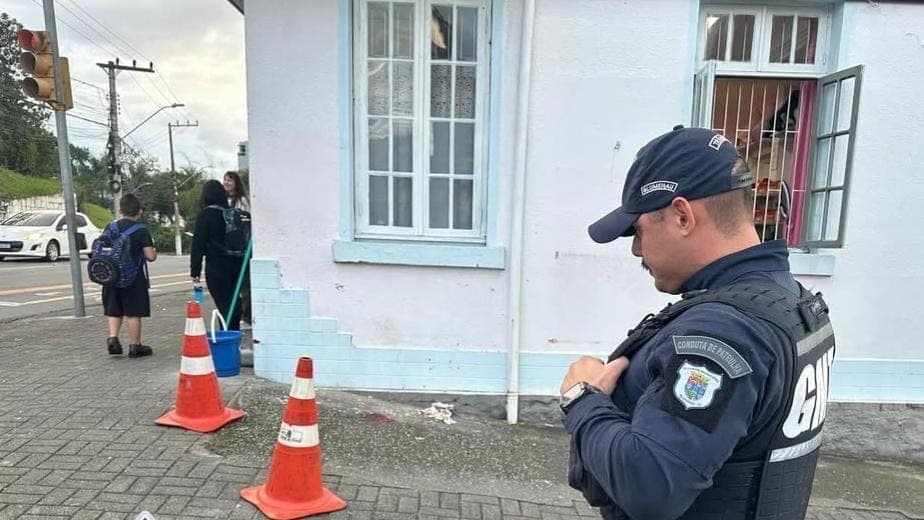 Menino de 12 anos leva garrafada na cabeça após “mexer com a namorada” de adolescente