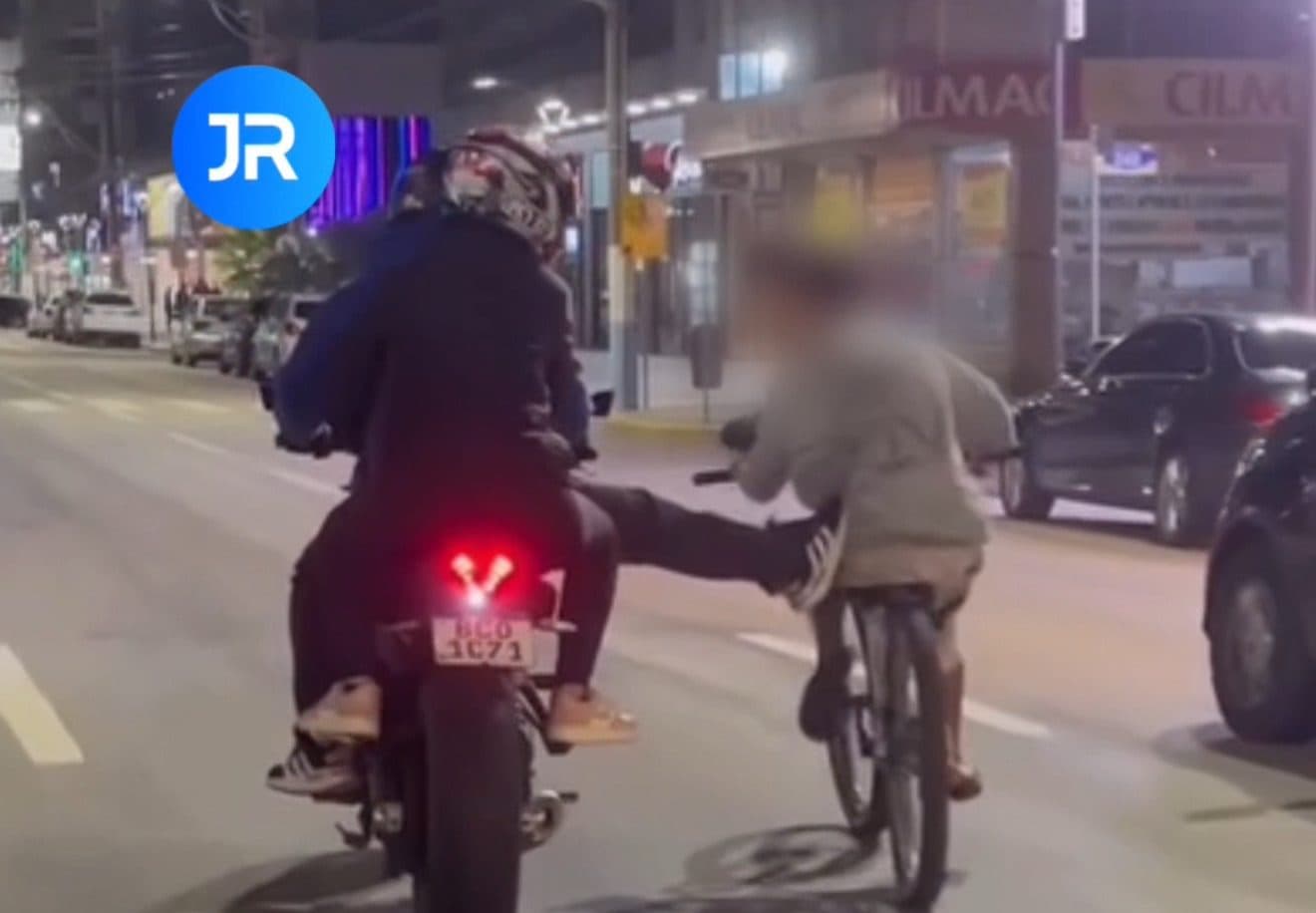 Motoqueiro se irrita e tenta derrubar guri que empinava bike “no meio da rua” em Itapema; VÍDEO