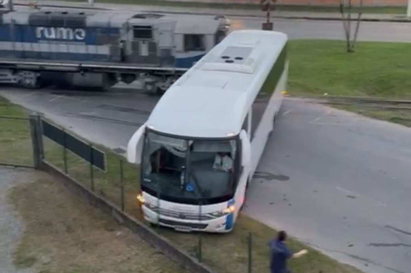VÍDEO: Ônibus para sobre trilho de trem em Joinville e o inesperado acontece