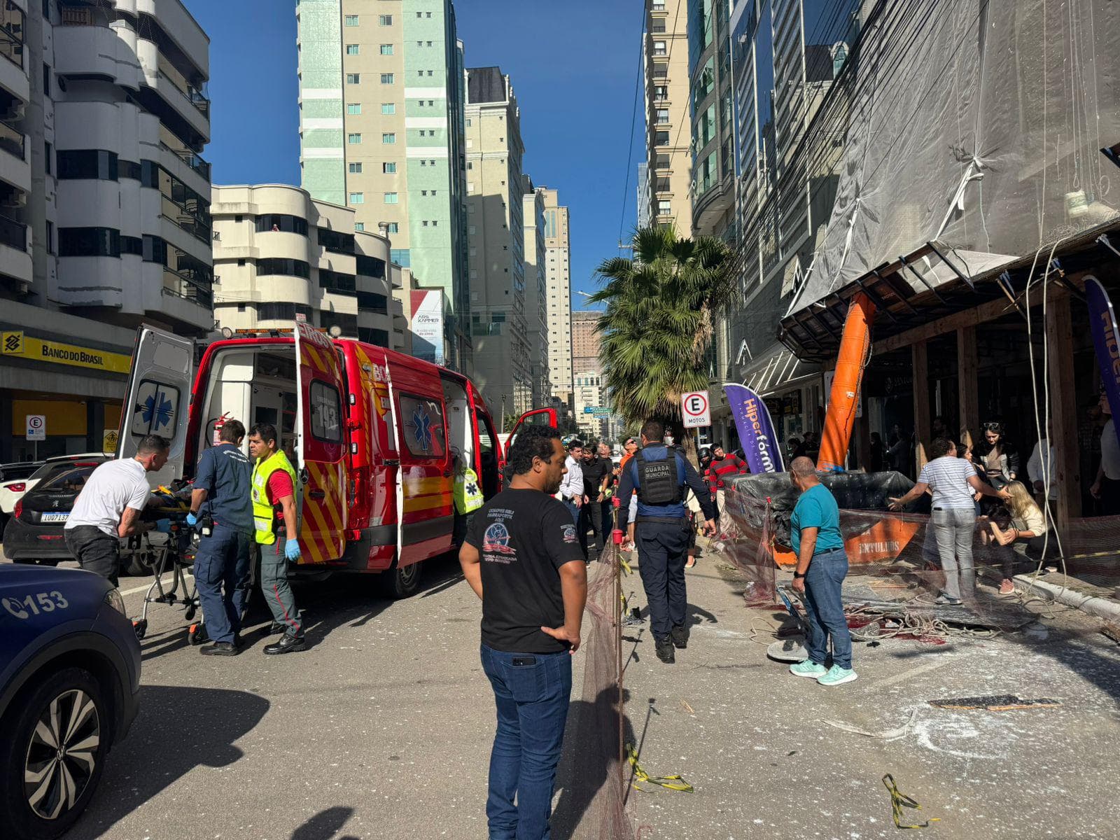Trabalhador luta pela vida após cair de prédio em construção em Itapema