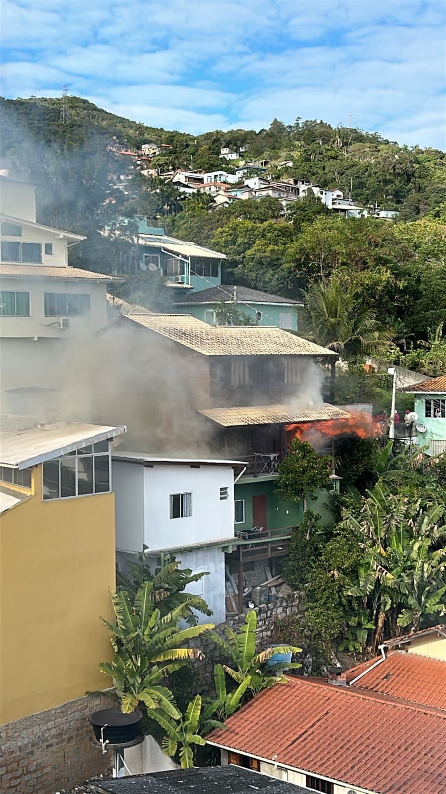 Casa pega fogo no bairro Pantanal e vira cenário de destruição em Florianópolis