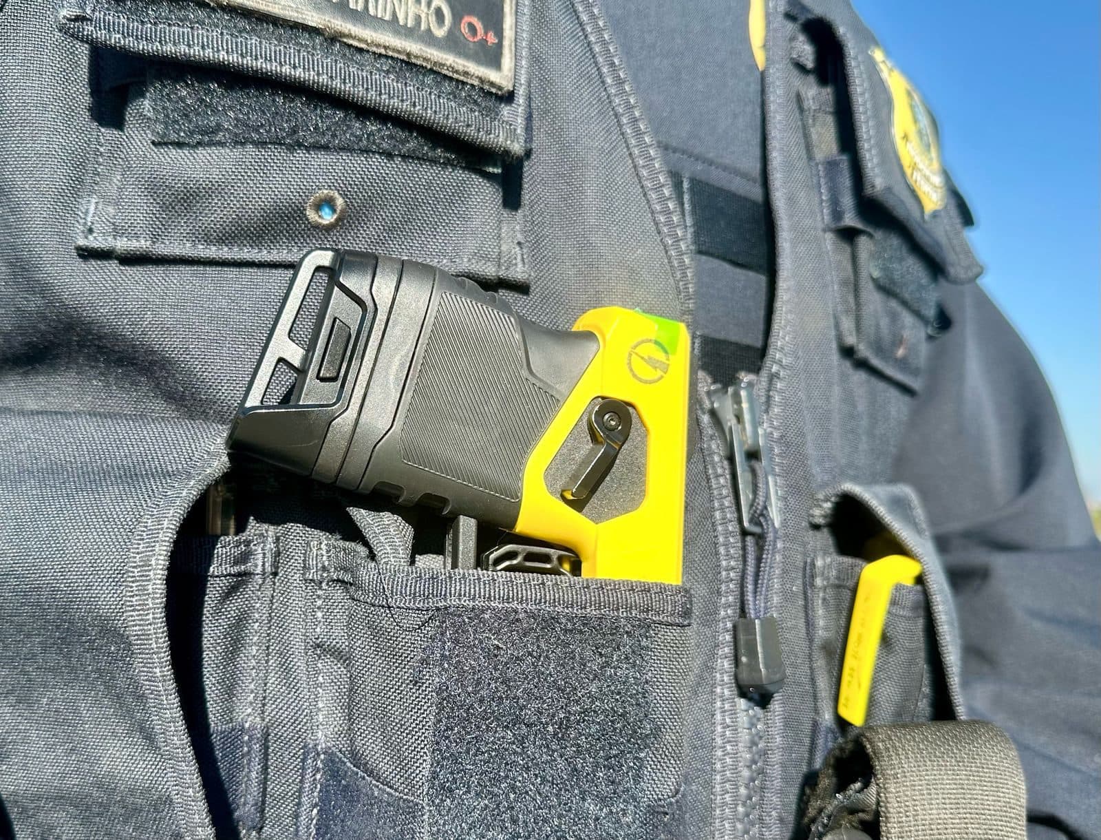 Nova geração de armas elétricas começa a ser usada pela PRF em Santa Catarina
