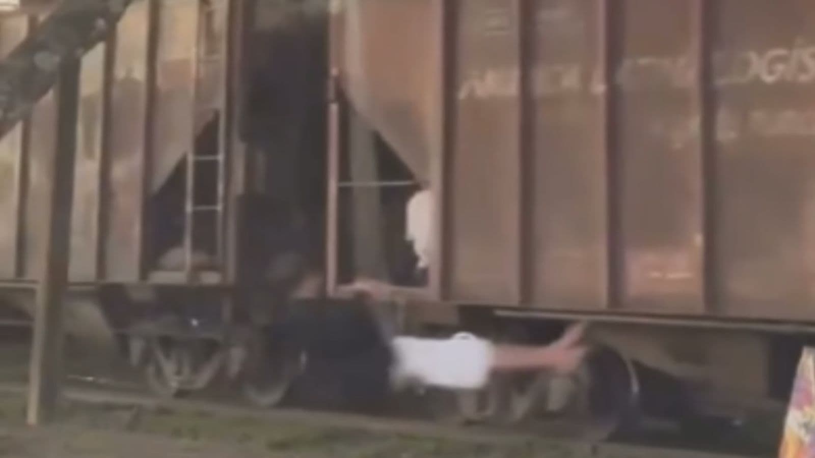 Vídeo mostra crianças em balanço perigoso ao lado de linha férrea em SC