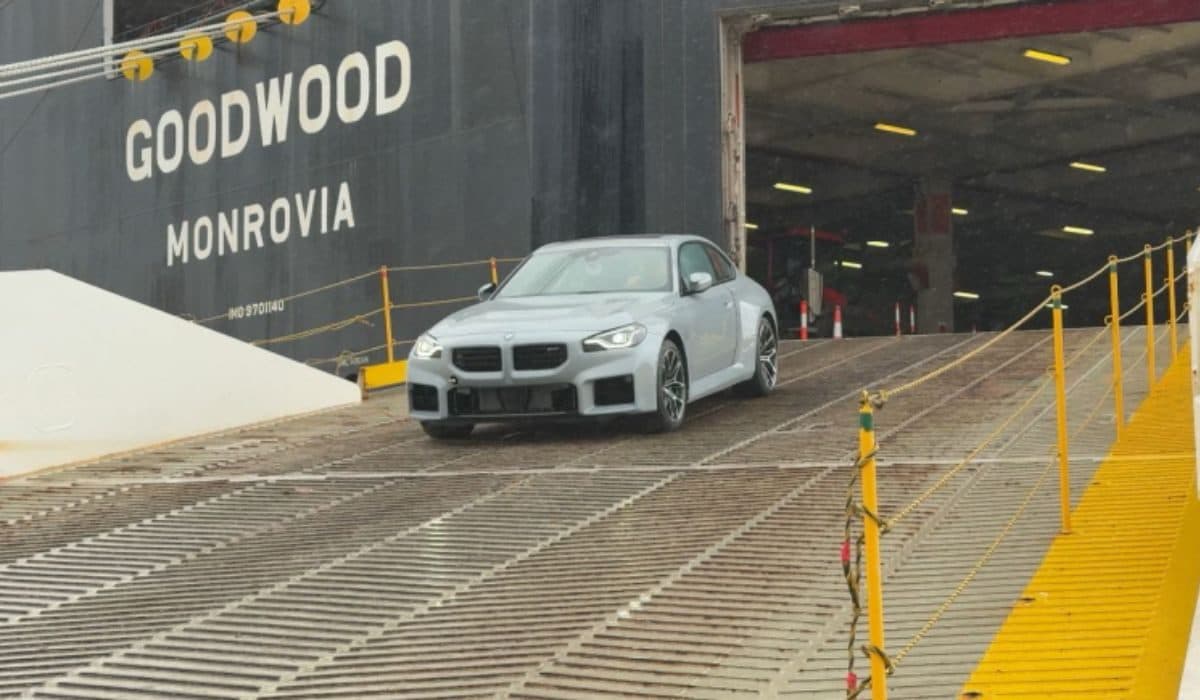 Porto de Itajaí recebe nova carga com mais de 300 veículos de luxo da BMW