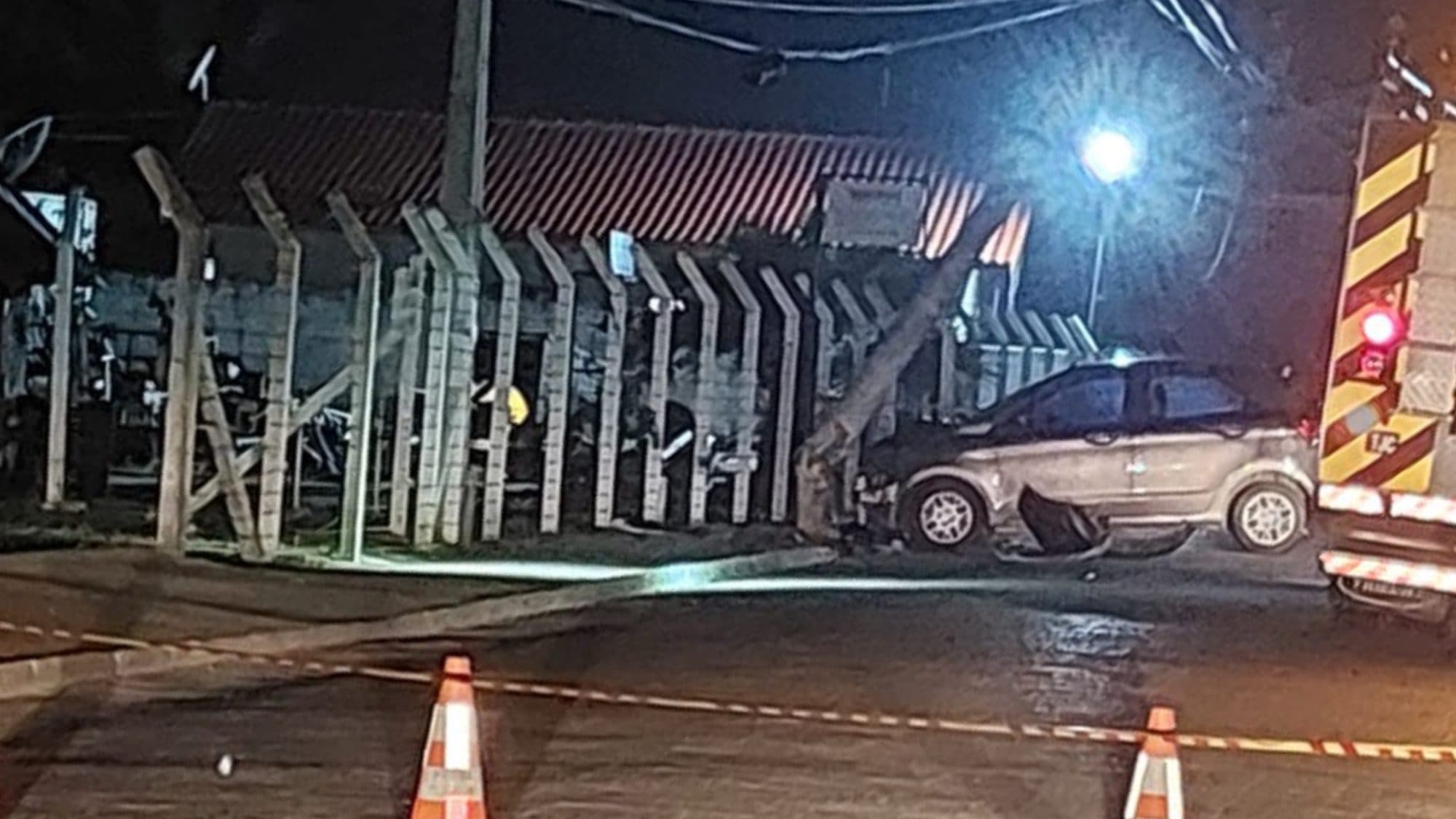 Carro bate em poste e mobiliza bombeiros em Tijucas