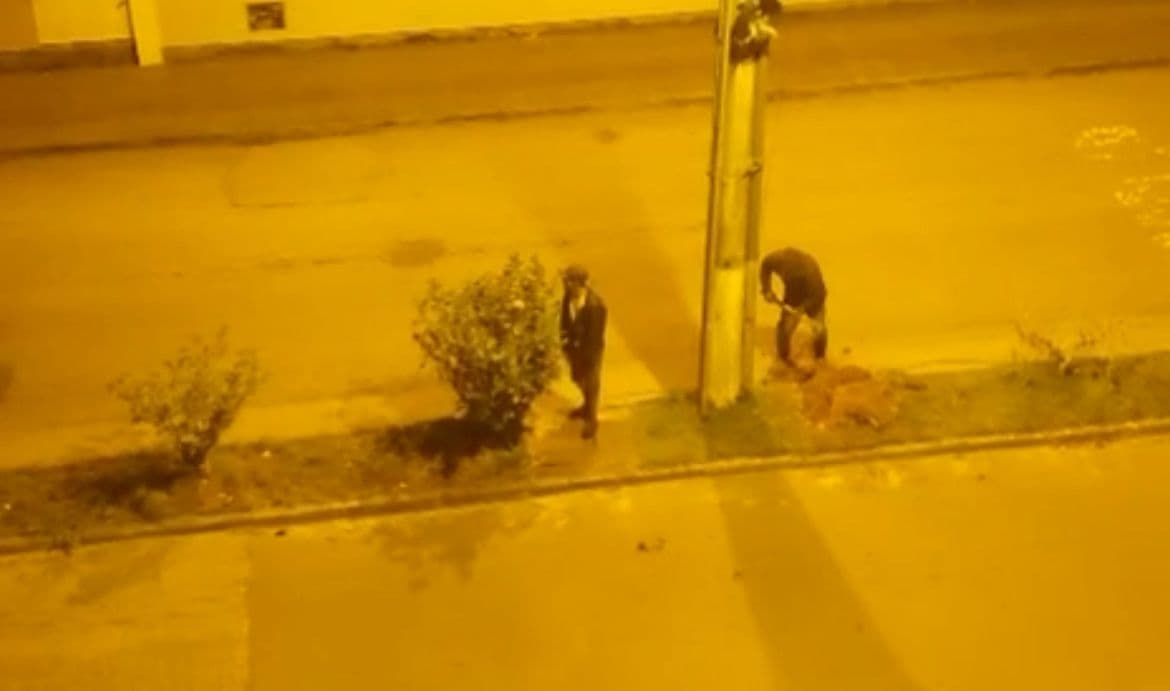 “Pegou na enxada, mas não foi pra trabalhar”: moradores de rua cavam buraco para furtar em SC