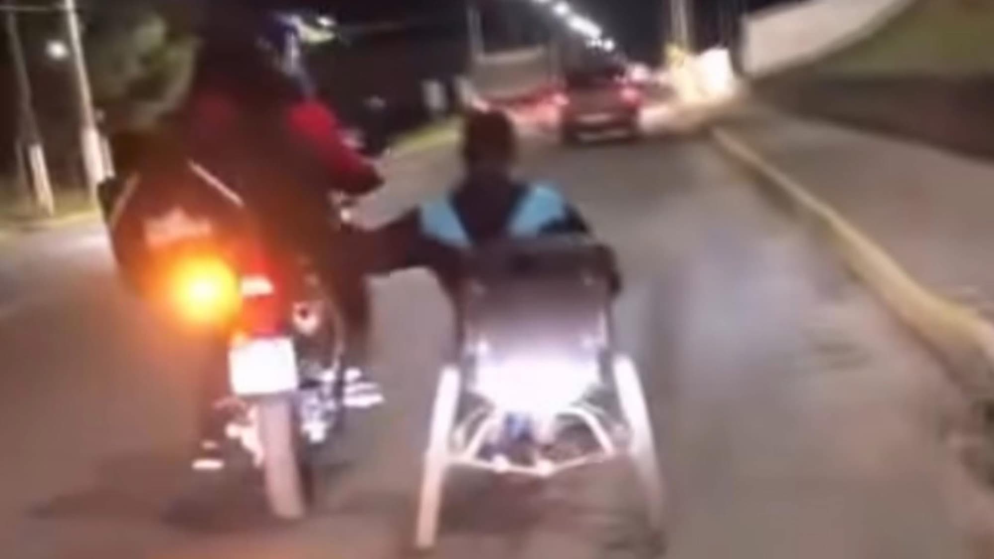 “Amor ao próximo”: Motoboy para trânsito e ajuda cadeirante em SC